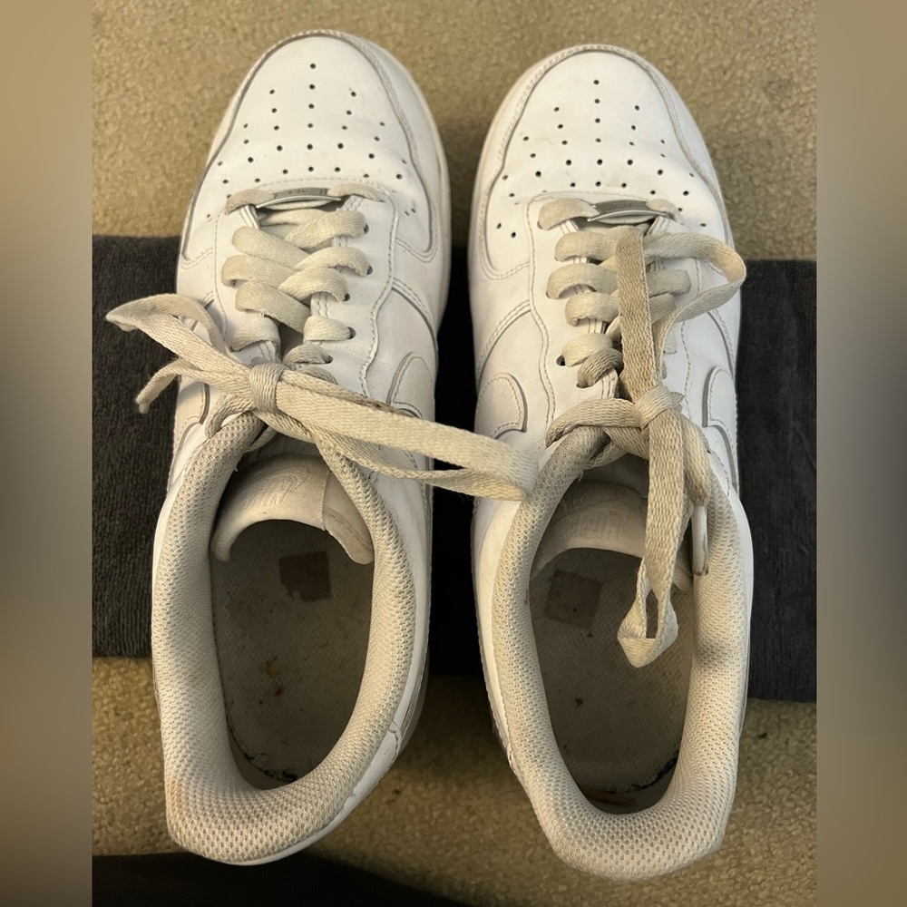 NIKE AIR FORCE 1. Size 9.5. Very Good Condition